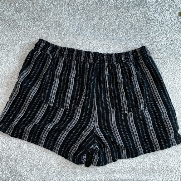 Briggs New York Black and Gray Striped High Waist Shorts - Picture 2 of 6
